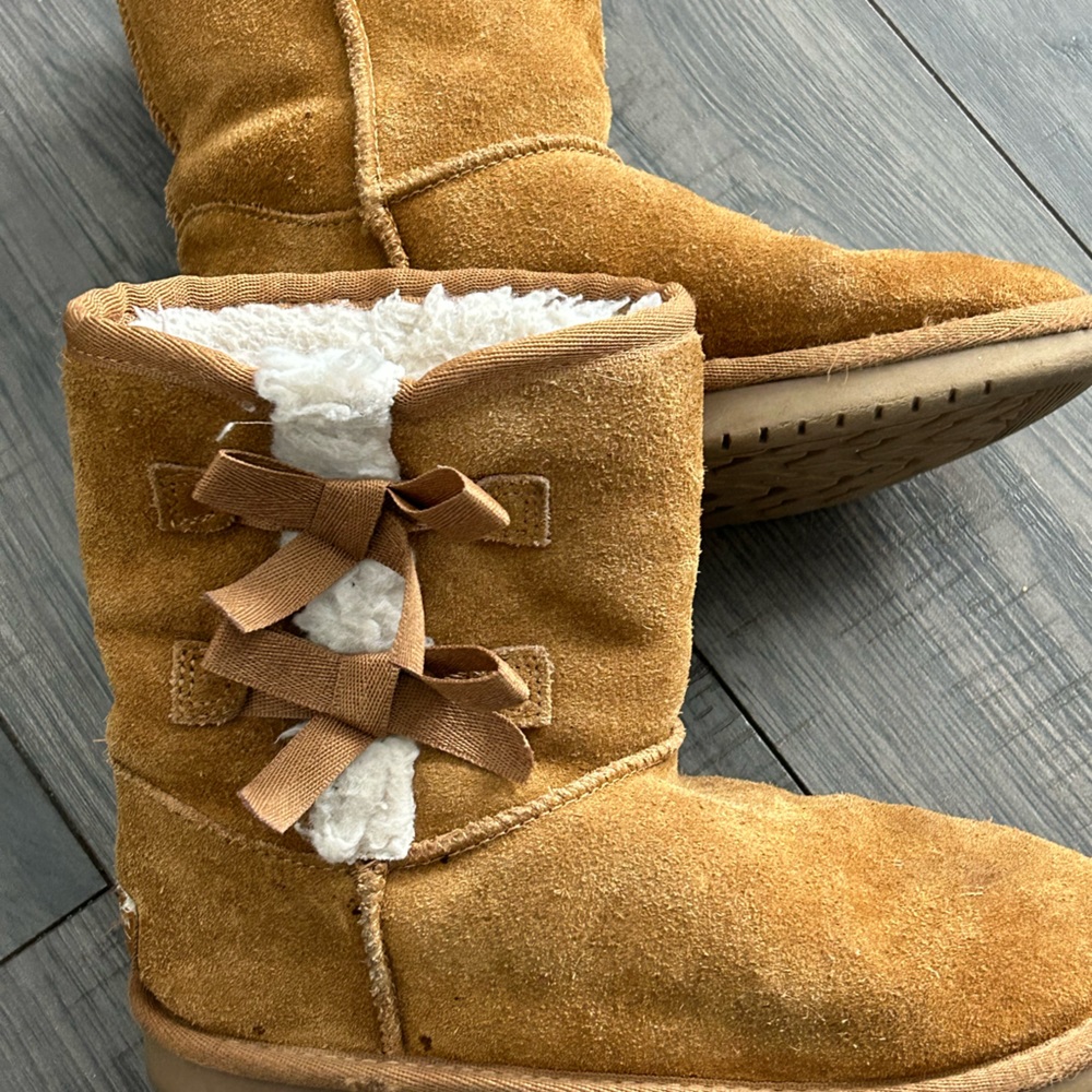 KOOLABURRA by UGG youth size 2 faux fur lined  boots